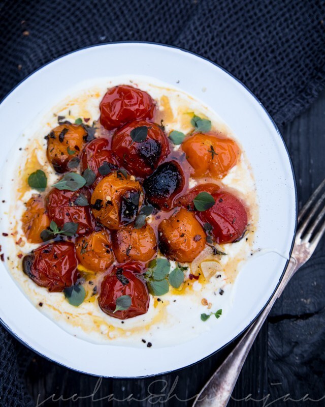 Antaa paahtaa – Ottolenghin paahdetut tomaatit ja jogurttikastike