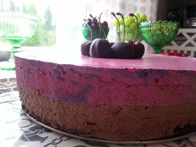 Mustaherukka-suklaamousse kakku