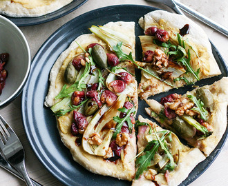 Valkoinen pizza fenkolilla ja paahdetuilla viinirypäleillä | White pizza with fennel and roasted grapes