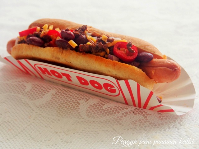 Chili hot dog