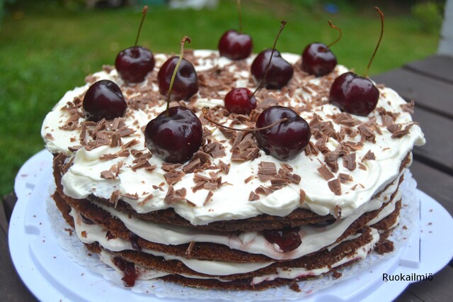 Schwarzwaldin kakku eli kirsikka-suklaakakku