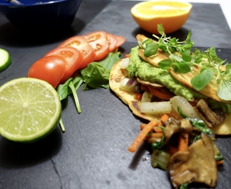 Proteiinipitoinen vegaaninen kasvismunakas aamun piristykseksi / vegan protein-rich veggie omelette with avocado-pea mousse
