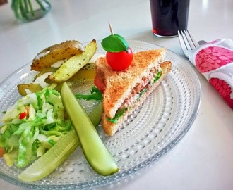 Tuna-sandwichit kikherne-coleslawn ja lohkoperunoiden kera