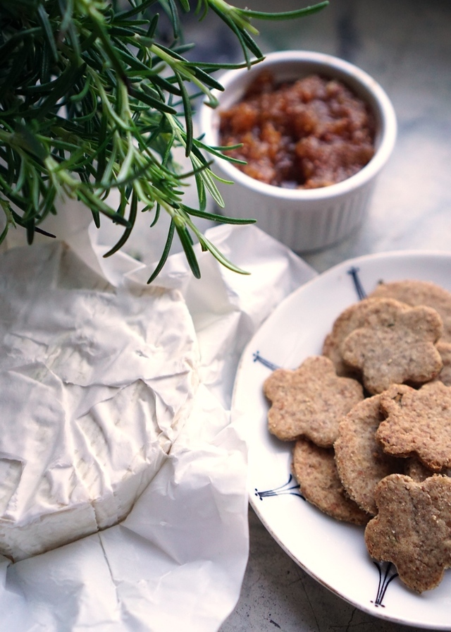 Juuston parhaat kaverit; rosmariinikeksit ja viikunahillo | Rosemary bisquits and fig compote for cheese