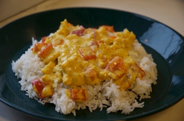 Currylla maustettu kermainen broilerikastike