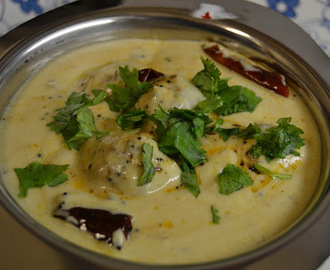 Kasvispullat jogurttikastikkeessa - Pakorewali kadhi