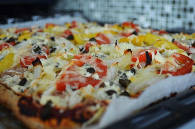 Pizzaa Vihreän Keittiön tapaan: Aurajuustoa, tonnikalaa ja kasviksia