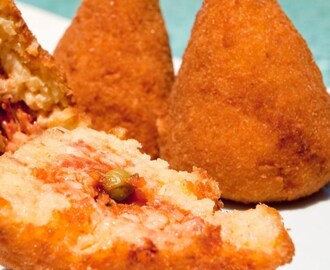 Arancini di riso eli italialaiset friteeratut parmesaani-riisipyörykät