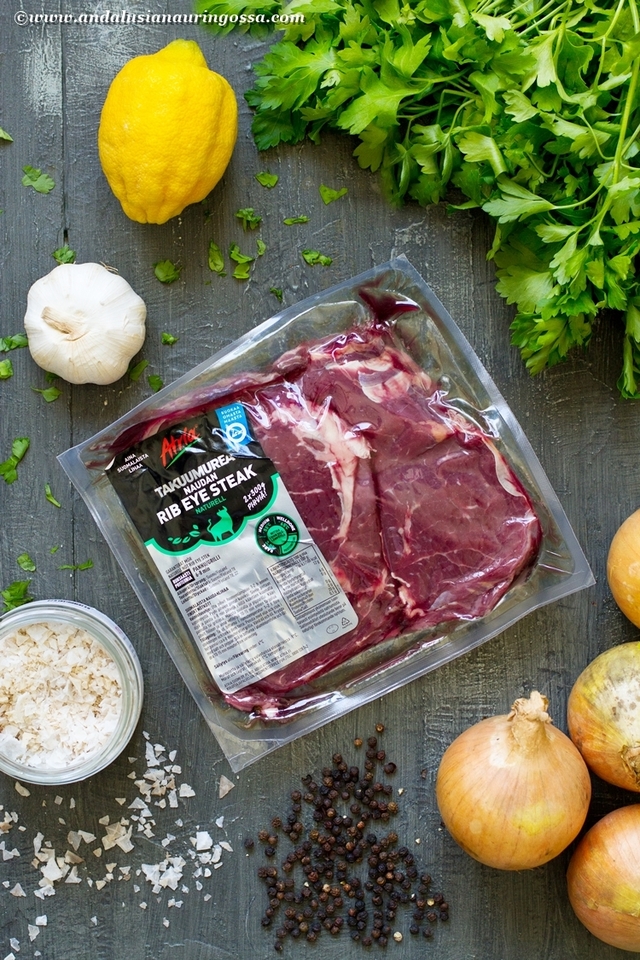 Eväät grillikauteen: Atria Rib Eye Steak, chimichurrikastike,uppopaistetut sipuliruusut ja Fuzion Organic Malbec