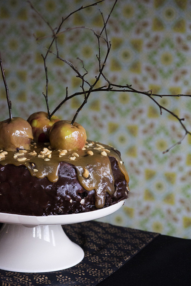 Kreisi kinuski-omena-suklaa-Snickers kakku