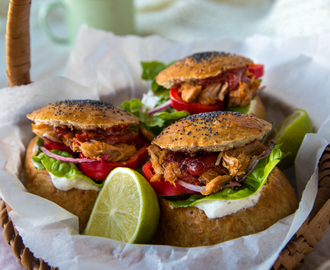 Makeat chilisämpylät pulled chicken -täytteellä