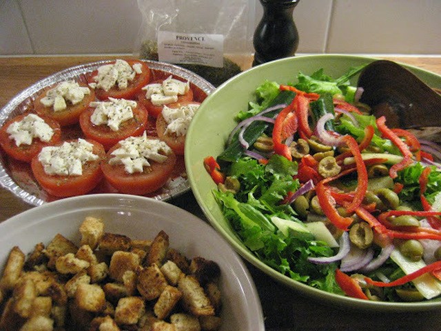 Luumuista BBQ-kanaa salaatin ja mozzarellalla gratinoitujen tomaattien kera