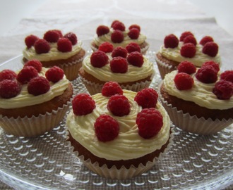 Appelsiinikuppikakut vadelmilla/ Orange Cupcakes With Rasberries