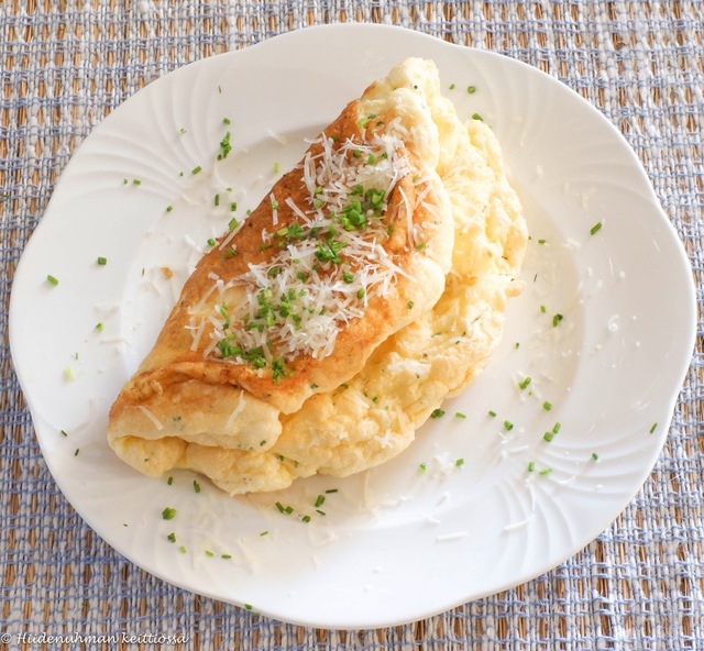 Kuohkea, vispattu juustomunakas – Omelette soufflée au fromage