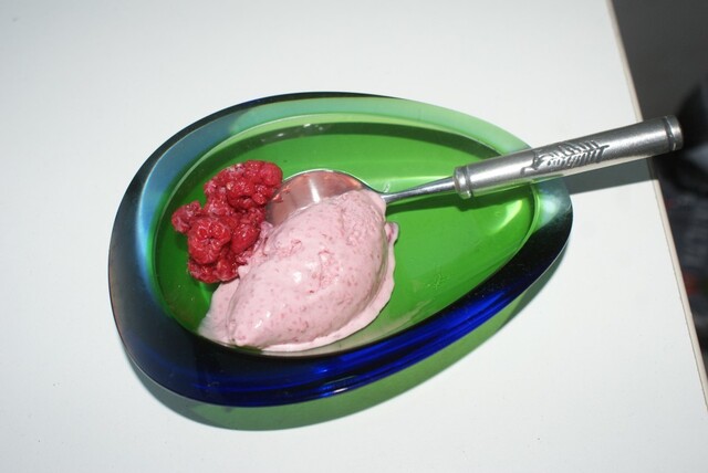 Hallonglass, raspberry ice cream, vadelmajäätelö