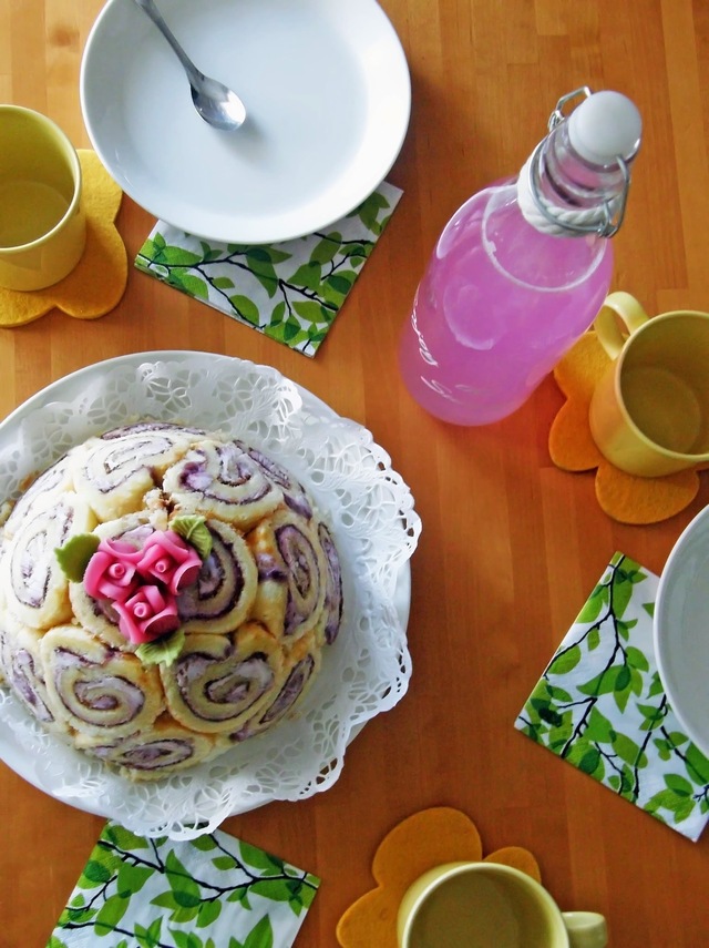 Nimipäiväkahvittelut - Charlotta-kakku ja Ruusulimonadi