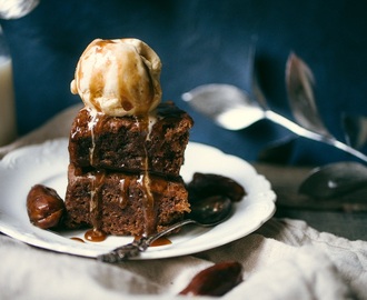 Kolmen aineen tahmeat taatelineliöt ja kookoskinuskia (vegaani) a.k.a sticky toffee pudding