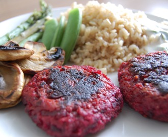 Rødbeteburgere med vegansk tzatziki