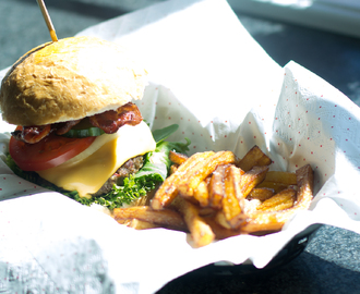 Hamburger med pommes frites