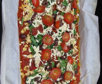 Nydelig vegetarpizza med vegansk ricotta og verdens enkleste glutenfrie pizzabunn.