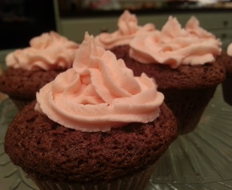 Cupcakes med rosa vaniljesmørkrem