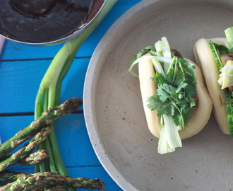 Steamed buns med chilisyltet nykål og grillet asiatisk svin