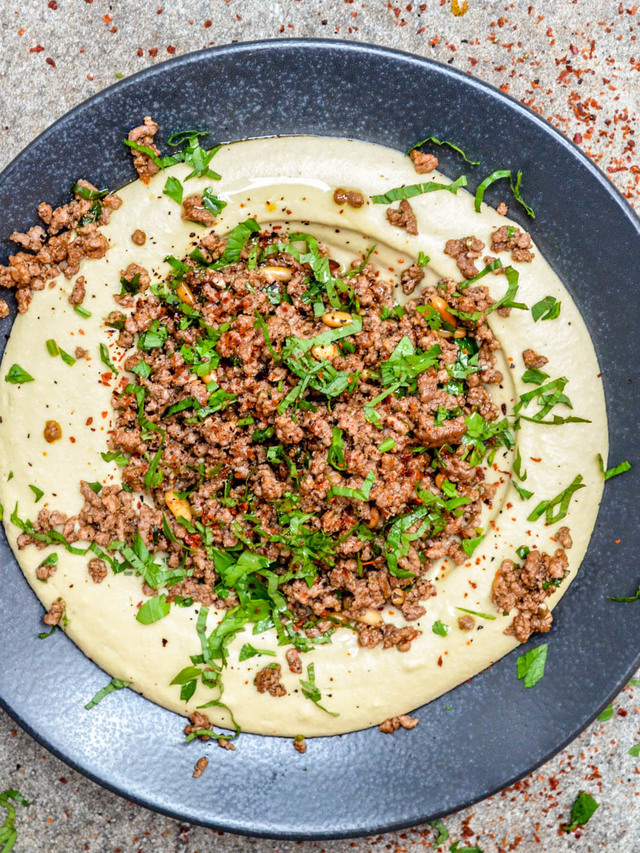 Hummus med baharatkrydret kjøttdeig