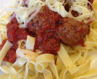 Tagliatelle med hjemmelagde kjøttboller i tomatsaus