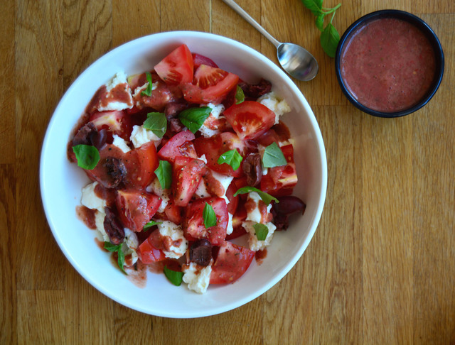 Tomat- og mozzarella salat med tomatvinaigrette
