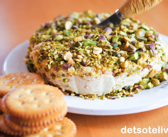 Gorgonzola Pistachio Cheese Ball