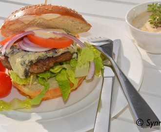 Burger med Selbu blå og chilidressing