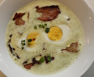 Brokkolisuppe med egg og bacon.