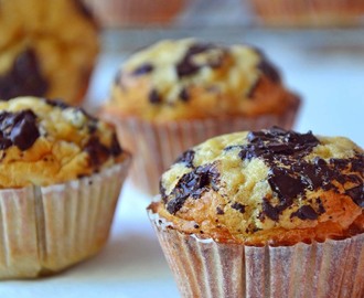 Sunne, saftige peanøttmuffins toppet med sjokolade