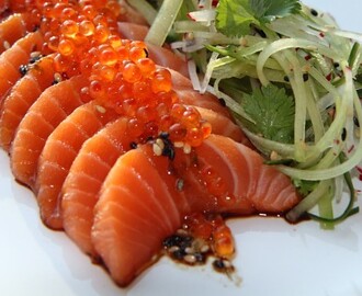 Sashimi av laks med soya, lime og sesam