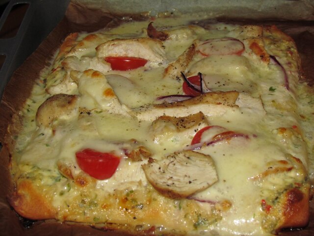 Hvit pizza med kylling og tomat