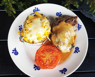 Pepperbiff med gratinerte fylte bakepoteter, stekt tomat og peppersaus ♫♪