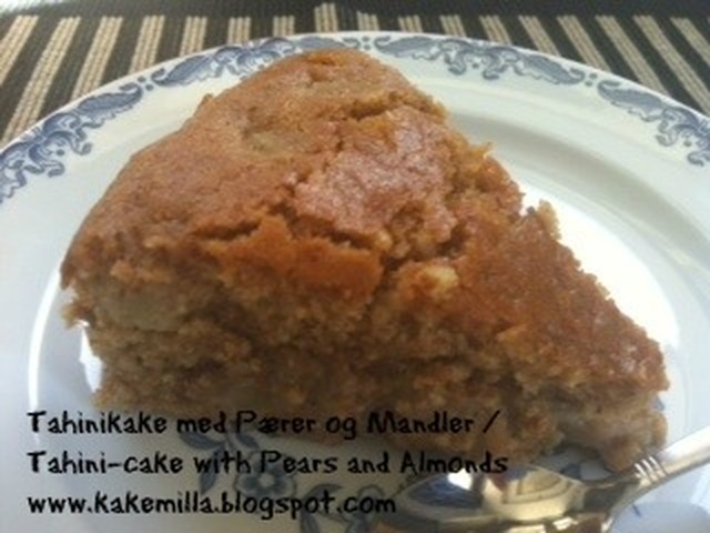 Tahinikake med Pærer og Mandler (Eggfri) / Tahini Cake with Pears and Almonds (Eggless)