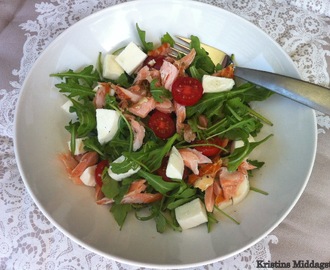 Salat med pepperlaks, tomater og mozarella