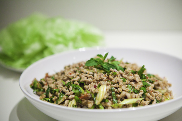 Larb mu - thai-salat med svin, mynte og koriander