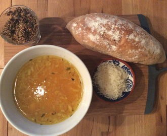 Verdens beste gresskarsuppe med ristede gresskarkjerner,crispy salvie og parmesan er signert Sven Erik Renaa, her får du oppskriften.