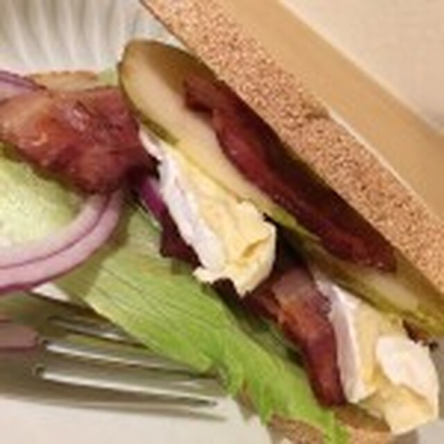 Sandwich med camembert, bacon og pære