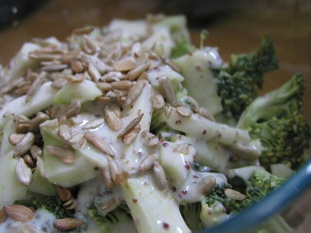 Broccolisalat med creamy honning & sennepsdressing