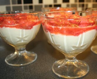Sitron- og limefromasj med jordbær- og rabarbrakompott