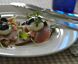 Crostini med spekeskinke, geitost og blåbærvinaigrette