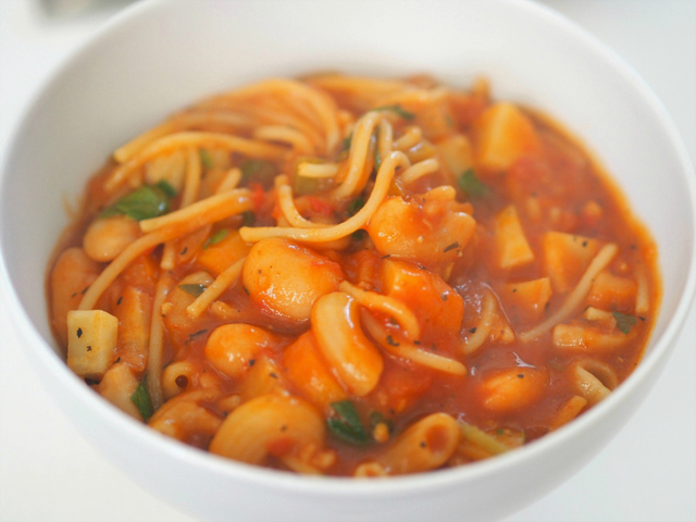 En deilig minestrone suppe med masse grønnsaker <3- også for veganere.