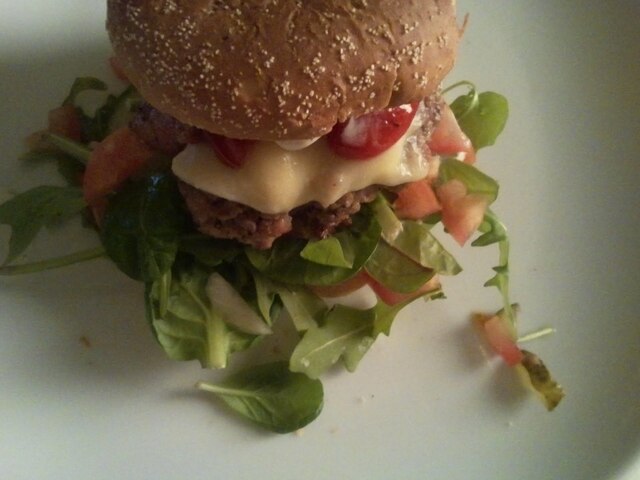 Dagens middag: Hjemmelaget burger:)