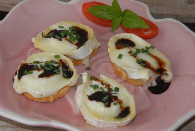Tapas; Bocaditos de queso de cabra - Lune munnfuller med hvit geitost og balsamicoeddik