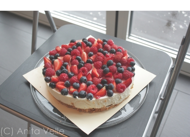 Vanilla cheescake with fresh berries