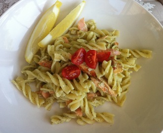 Kremet pasta med pesto, parmesan og laks