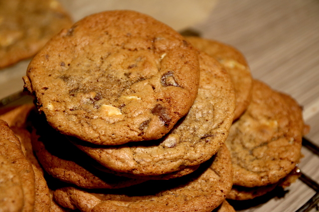Brunt sukker-cookies med mørk og hvit sjokolade